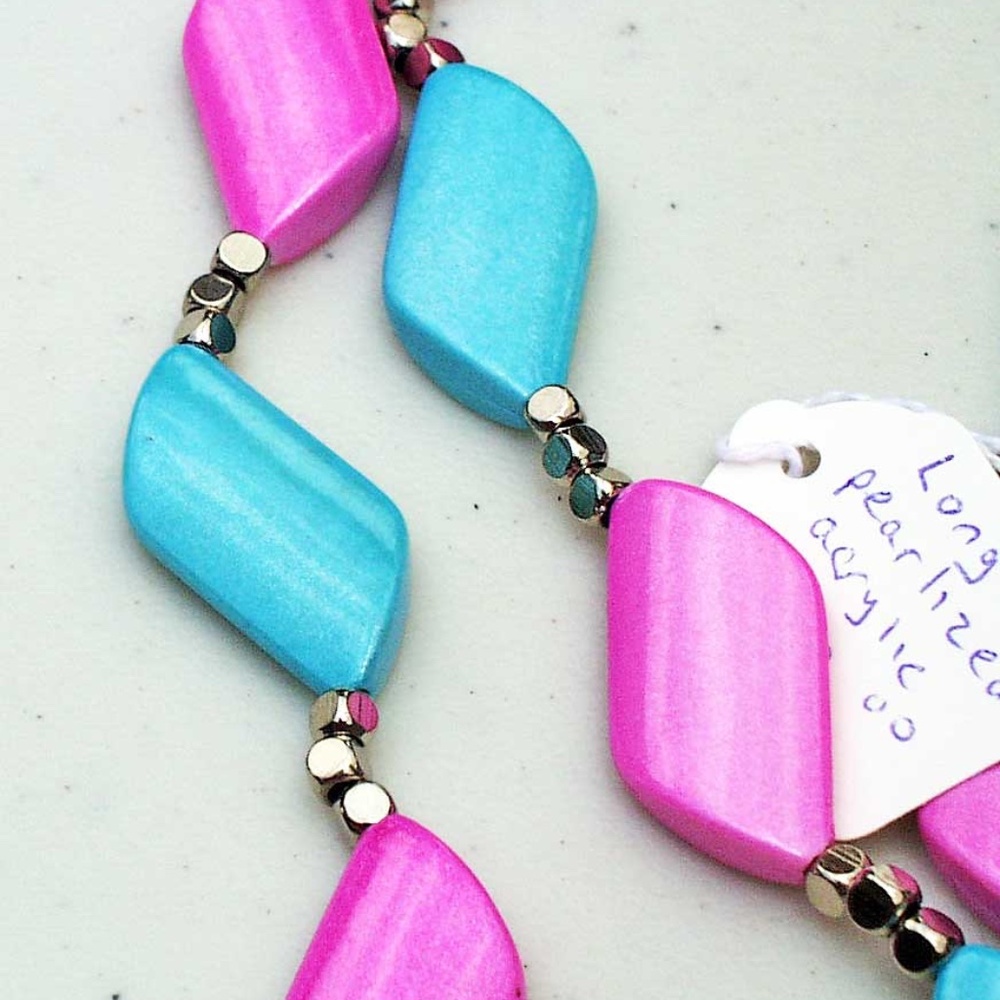 PEARLIZED ACRYLIC BEAD NECKLACE WITH SILVER TONE ACCENT BEADS, 34 INCHES LONG,